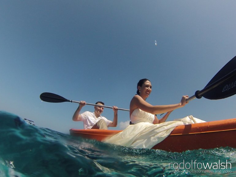 fotografos de boda roatan- fotos de pareja sobre kayak en mar turquesa