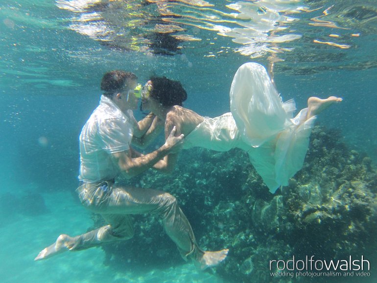 fotografos de boda en roatan honduras- fotos submarinas bajo el agua de novios