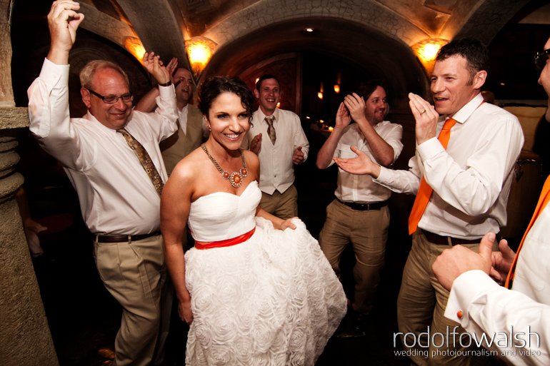 meson panza verde wedding photographer- dancing at party