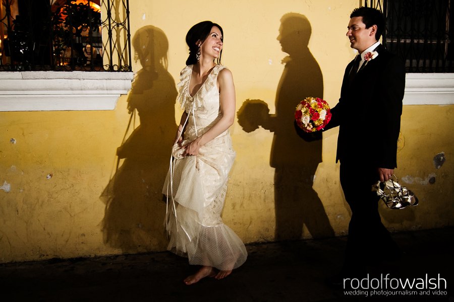 wedding photos streets of Antigua- antigua guatemala wedding photographer