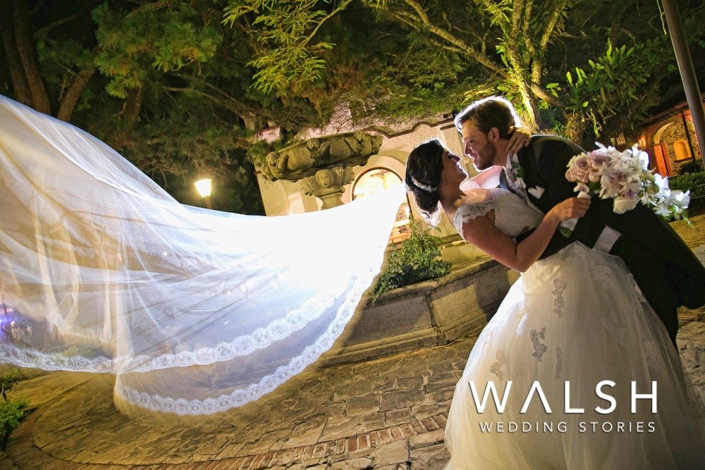 Fotógrafo de bodas Hacienda Nueva- foto nocturna de pareja con fuente y capilla