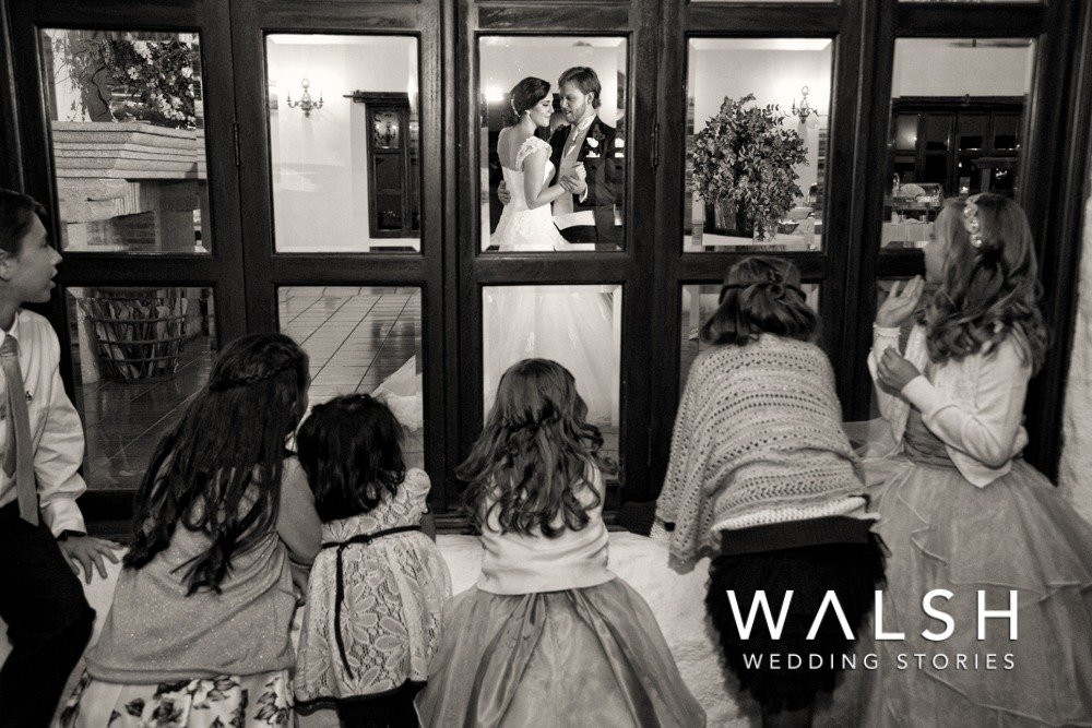 Fotógrafo de bodas Hacienda Nueva-pareja practicando el vals frente a niños