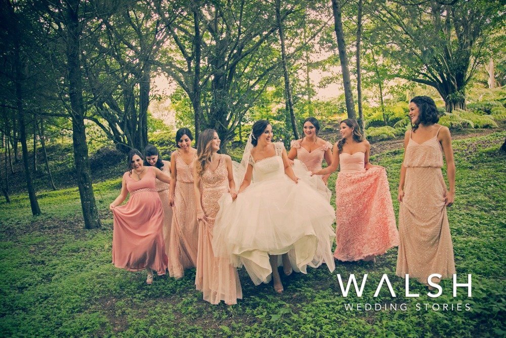 Fotógrafo de bodas Hacienda Nueva-novia y damas caminando en bosque
