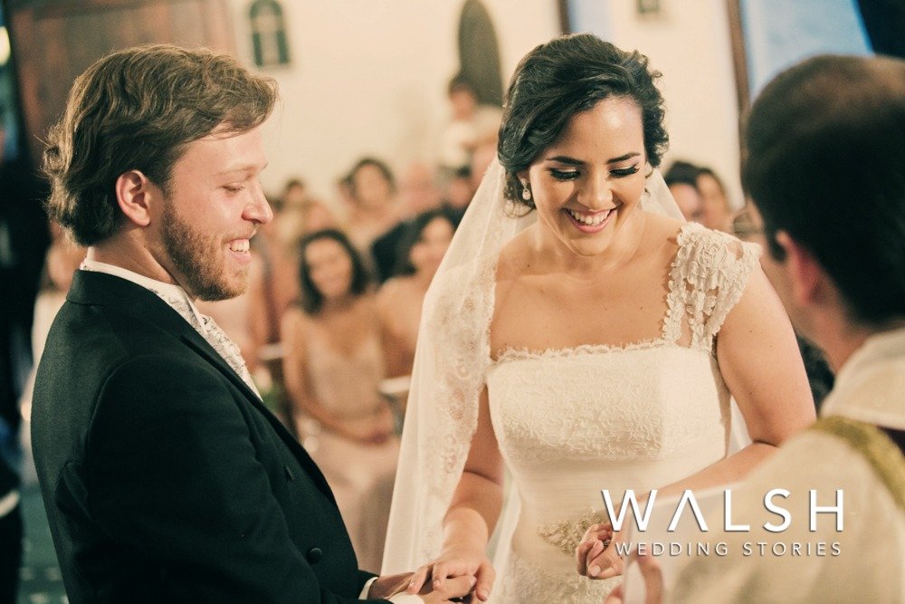 bodas en hacienda nueva guatemala- pareja en capilla con anillos